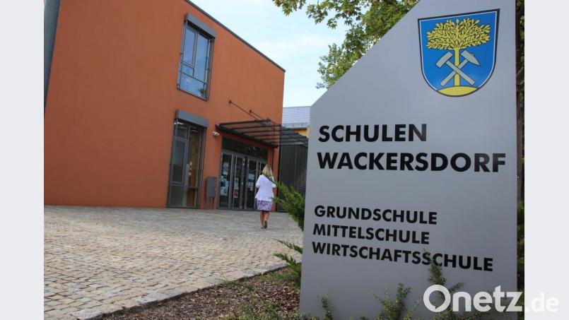 Die Wirtschaftsschule, die momentan noch in das Schulgebäude in Wackersdorf integriert ist, braucht mehr Platz. Im Beruflichen Schulzentrum könnte man ihr im vierten Stock zehn Räume mit 800 Quadratmetern Fläche zur Verfügung stellen. Bild: Thomas Dobler