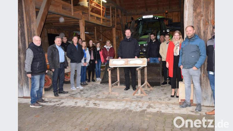 Jugendliche aus Hohenburg gießen im Beisein von Bürgermeister Florian Junkes sowie Ortsheimatpfleger Josef Popp aus Schmidmühlen und den Bürgermeistervertretern aus Schmidmühlen Martin Bauer und Mathias Huger Fußstapfen in Beton zur Erinnerung an die KZ-Todesmärsche durch das Lauterachtal vor 75 Jahren. Bild: bö