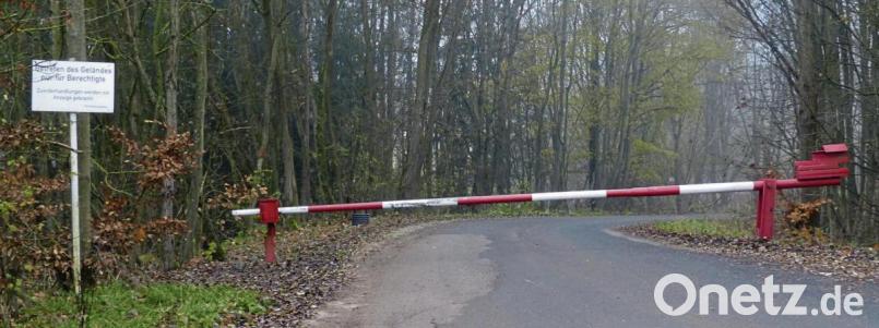 Eine Schranke verwehr Unbefugten den Zutritt zum ehemaligen Deponiegelände. Im Dezember starten hier die Rodungsarbeiten im Vorfeld der anlaufenden Sanierung. Bild: oy
