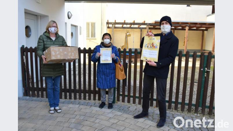 Museumsmitarbeiter Michael Herzog (rechts) und Museumspädagogin Anna Ondrejtschak überreichen die Kreativkoffer an Anita Rupprecht (links), die Leiterin des Kindergartens Marienheim. Bild: exb