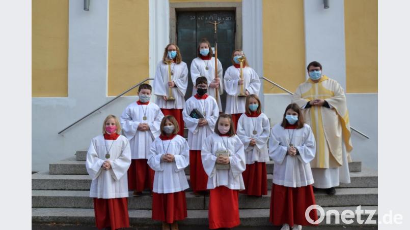 Sieben neue Ministranten nimmt Pfarrer Udo Klösel im Gottesdienst auf. Bild: gi