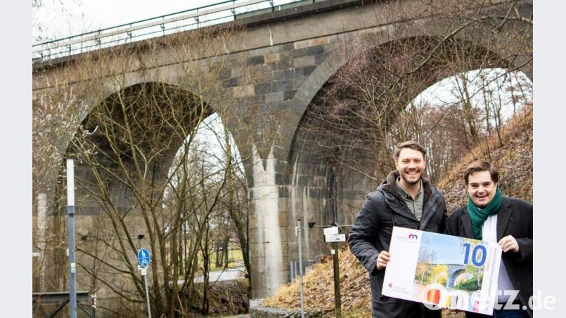 Sebastian Macht (rechts) vom Stadtmarketingverein &quot;MAKnetisch&quot; und Innenstadtkoordinator Dominik Hartmann werben für den MAK-Gutschein, der immer beliebter wird. Archivbild: Stadt Marktredwitz/exb