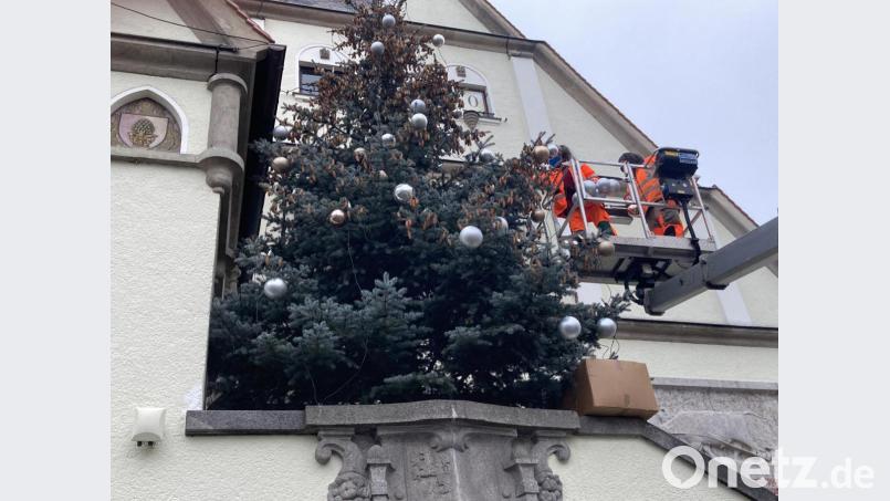 Der Christbaum am Alten Rathaus wurde nun trotzdem geschmückt. Bild: Stadt Weiden