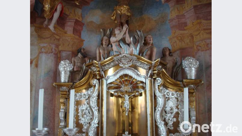 Über dem Altar der Friedhofskirche sind Figuren abgebildet, die im Höllenfeuer kämpfen. Bild: wmr