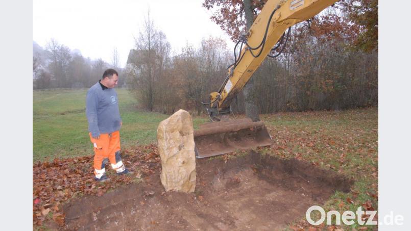 Der Gedenkstein wird gesetzt, hier mit Gemeindearbeiter Christian Lautenschlager. Bild: pop