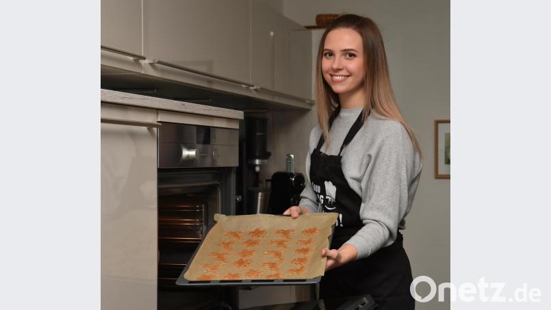 Bevor der Backofen eingeschaltet wird, präsentiert Jasmin Häring ihre Teiglinge. Das fertige Produkt heißt Zitronendinkelplätzchen. Bild: A. Schwarzmeier