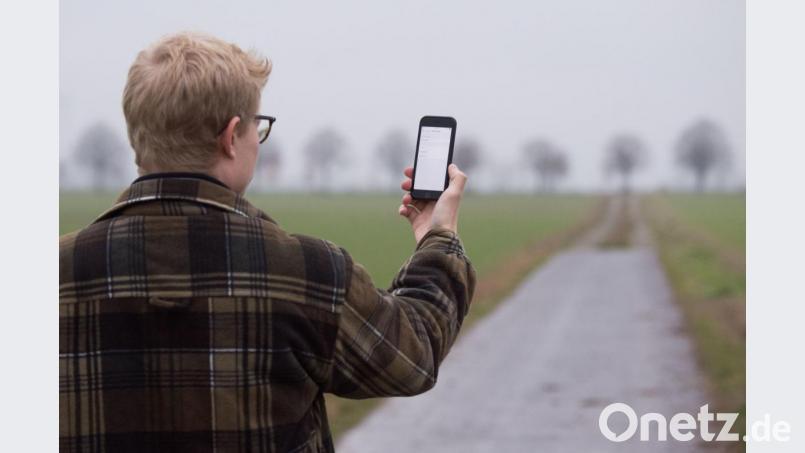 Ein Mann lässt sein Smartphone nach Netzbetreibern suchen (gestellte Szene). In der Gemeinde Bad Neualbenreuth soll der Empfang nach der Aufstellung eines weiteren Mobilfunkmastes deutlich verbessern. Symbolbild: Julian Stratenschulte/dpa