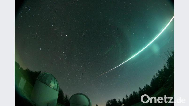 Ein Lichtstrahl, aufgelöst durch einen Meteorit, leuchtet am nächtlichen Himmel. Bild: Erwin Filimon/Sternwarte Gahberg/dpa