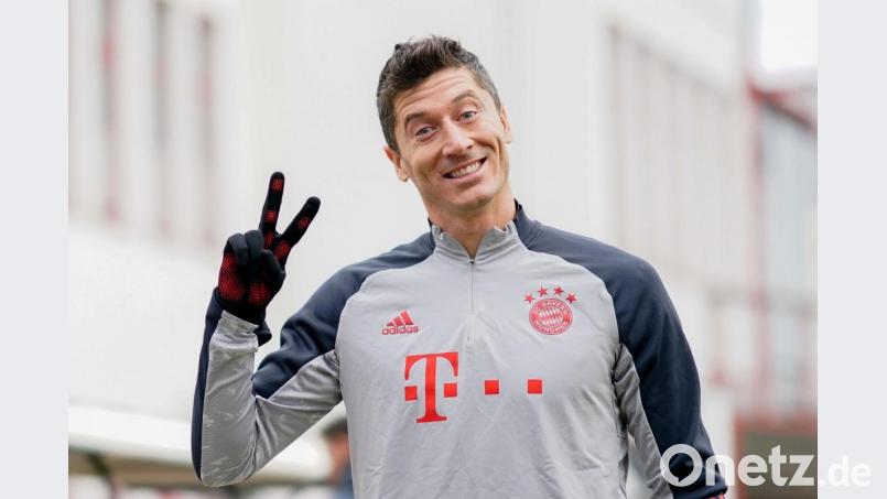 Robert Lewandowski auf dem Weg zum Abschlusstraining des FC Bayern München. Foto: --/FC Bayern München/FCB/dpa/Handout Bild: --