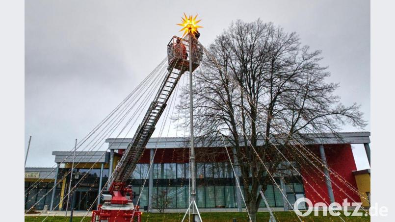 Zum Abschluss der Aufstellarbeiten der Weihnachtspyramide im Stadtpark wurde der leuchtende Herrnhuter Stern gesetzt. Bild: njn