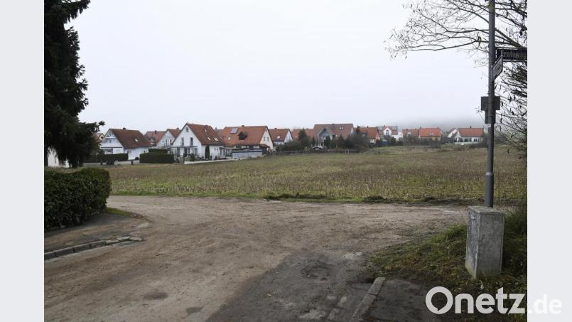 Dort, wo der Kindergarten Winterstraße einmal entstehen soll, treffen sich heute zwei Feldwege. Entsprechend intensiv ist die Diskussion im Stadtrat um die Verkehrsanbindung. Bild: Petra Hartl
