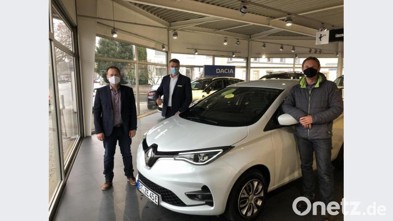 Von Stefan Wedlich (Mitte) holten Bürgermeister Christian Porsch (links) sowie Paul Dolata (rechts) das neue Dienstfahrzeug für die Rathausmitarbeiter ab. Bild: ak