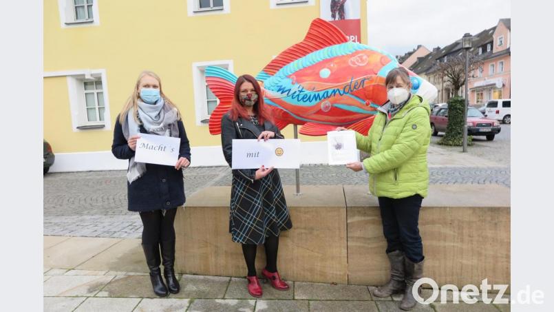 Vor dem Karpfen „Miteinander“ rufen Susanne Vonhoff, Jessika Wöhrl-Neuber und Stefanie Baier (von rechts) zur gemeinsamen Aktion „Weihnachtstüten für Senioren“ auf. Bild: jzk