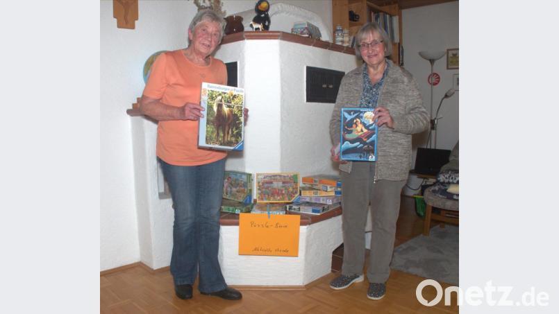 Ulla Winter (links im Bild) und Renate Tafelmeyer (rechts) freuen sich auf die Puzzle-Börse. Bild: Stadt Marktredwitz/exb