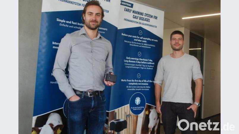 Die Jungunternehmer Jens Eckberg (links) und Alexander Zacharuk präsentieren den kleinen schwarzen Sensor, das Zentrum ihrer Geschäftsidee gegen Kälberkrankheiten. Bild: gib