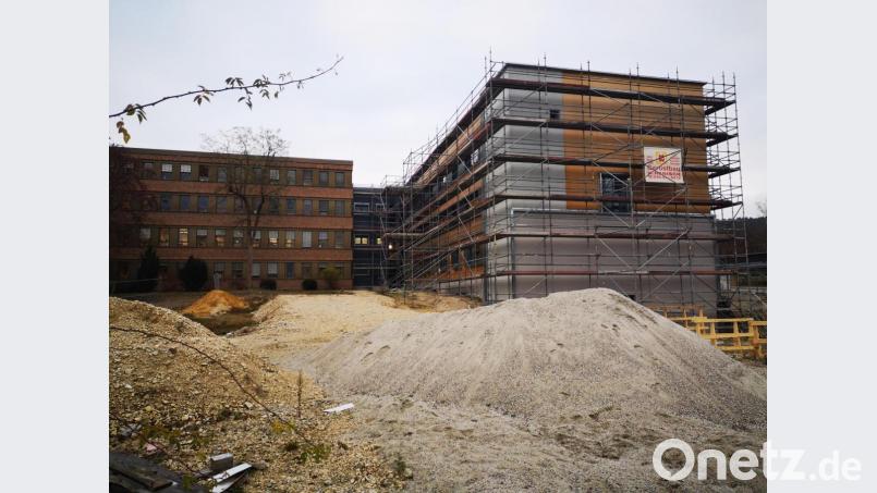 Die Arbeiten für den Erweiterungsanbau an das Landratsamt (rechts) sind auch im Innenbereich bereits weit vorangeschritten. Der Wunsch, den Anbau noch heuer in Gebrauch zu nehmen, wird sich aber nicht erfüllen. Bild: Thomas Dobler