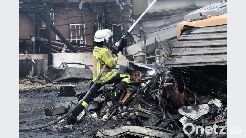 Die Feuerwehr muss gut 30 Stunden nach dem Ausbruch des Großbrands bei einer Zimmerei in Amberg noch einmal vorbeikommen. Für Nachlöscharbeiten. Bild: Petra Hartl