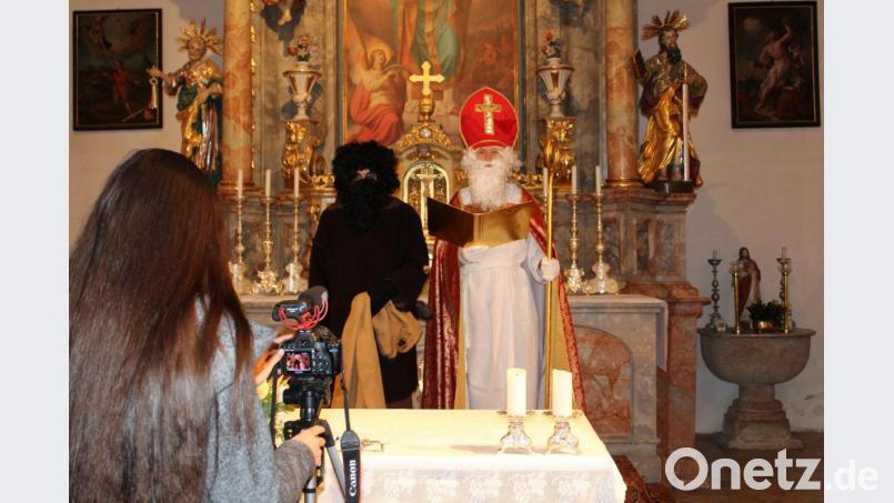 Uuuuuuund: Action! Bischof Nikolaus und Knecht Ruprecht kommen in Michldorf und Irchenrieth im Coronajahr 2020 auf dem Fernseh-, Handy- oder Computerbildschirm zu den Kindern. Bild: Katholische Landjugend Michldorf/Irchenrieth