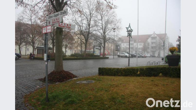 Das Netz der Wiesauer Wanderwege verzweigt sich beim Rathaus an der Kreuzung Marktstraße/Marktplatz/Alfons-Goppel-Straße. Bild: wro