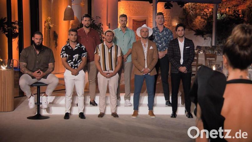 Das war die letzte Nacht der Rosen für Daniel Bayer (Fünfter von links). Von den acht Männern auf dem Bild schickte die "Bachelorette" auf einen Schwung die Hälfte nach Hause. Bild: TVNOW