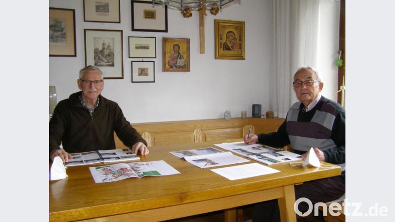 Josef Reindl und Manfred Brunner (von links), die beiden Lehrer im Vorstand des Gerwig-Kreises, waren am Donnerstag beim Korrekturlesen. Bild: pz