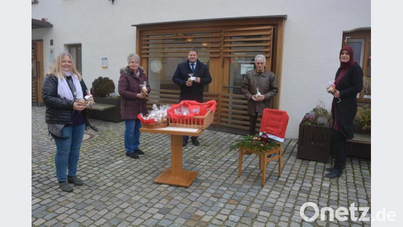 Beim Plätzchenverkauf vorm Mehrgenerationenhaus am Donnerstag mit dabei waren (von links) Sabine Kirchmann, Renate Krieglsteiner, Bürgermeister Stefan Grillmeier, AWO-Kreisvorsitzender Edwin Ulrich und Fatima Felahi. Am Freitag wird der Verkaufsstand noch einmal aufgebaut. Bild: jr
