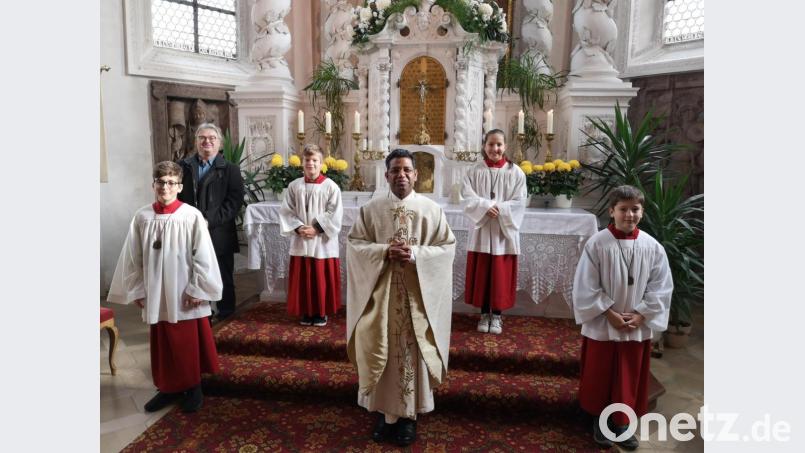 Vier neue Ministranten wurden in der Pfarrei Pfreimd aufgenommen. Pfarrer Georg Parampilthadathil (Mitte) und Pastoralreferent Andreas Hartung (hintere Reihe, links) hießen die Neuen am Altar willkommen. Bild: hir