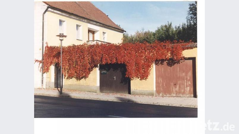 Das Bild des ehemaligen Pfarrhofes (Aufnahme von 1995) ist für manchen Jugendlichen schon eine Rarität, da sie dieses Haus nicht mehr kennen, sondern nur die Baulücke. Repro: amö