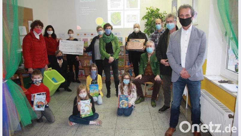 Zur Eröffnung der Grundschul-Leihbücherei gab es einen kleinen Festakt. Über Ehrengäste und Unterstützung freuten sich die Grundschüler, Rektorin Inge Dick (Zweite von links) und Simone Collignon (Dritte von links), die die Einrichtung künftig betreut. Bild: wro