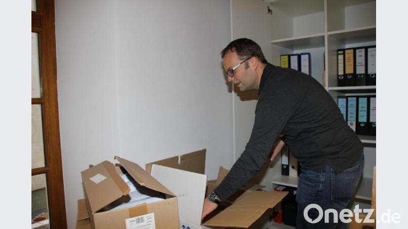 Der Umzug des Pfarrbüros von St. Martin mit Unmengen alter Aktenbestände, die Stadtpfarrer Thomas Helm zu sortieren und in den neuen Büroschränken zu platzieren hatte, machte den Wechsel in das neue Pfarrhaus nicht einfach. Bild: ads