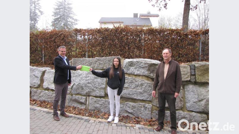 Marie Hartinger aus der M 10 der Pfalzgraf-Friedrich-Mittelschule Vohenstrauß ist stellvertretende Bezirksschülersprecherin. Darauf sind auch Rektor Hubert Reil (links) und Konrektor Richard Troglauer (rechts) stolz. Bild: dob