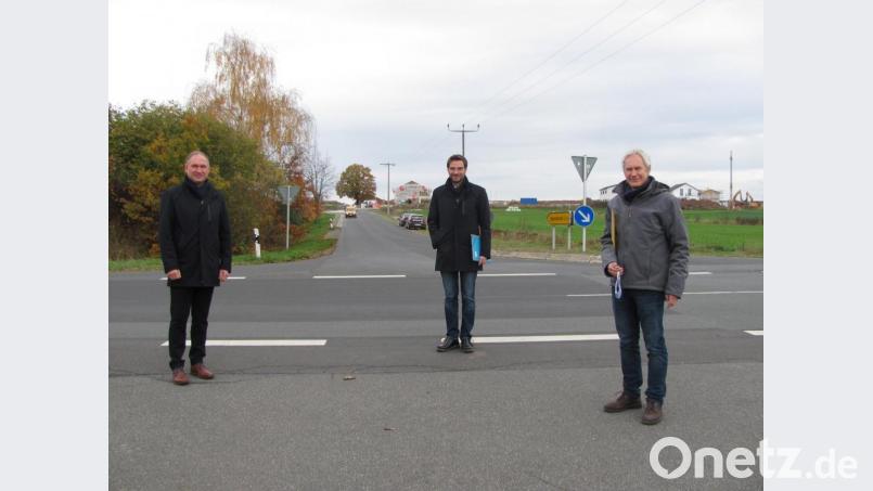Landtagsabgeordneter Stephan Oetzinger (Mitte) besprach bei einem einen Ortstermin mit Baudirektor Gerhard Kederer (rechts) und Bürgermeister Richard Kammerer die Möglichkeit einer Linksabbiegespurt auf der Staatsstraße 2166. Bild: sei