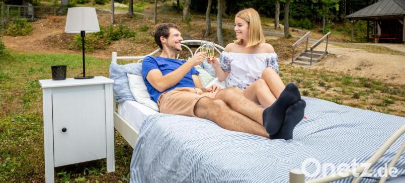 Die Übernachtung im Freien ist im Steinwald zwar nicht gestattet, jedoch sind in der Ferienregion rund um den Naturpark eine Vielzahl an unterschiedlichen Unterkünften zu finden. Diese sollten besonders in aktuellen Zeiten zur Steigerung der Auslastung online buchbar sein. Bild: Georg Neumann/Steinwald-Allianz/exb