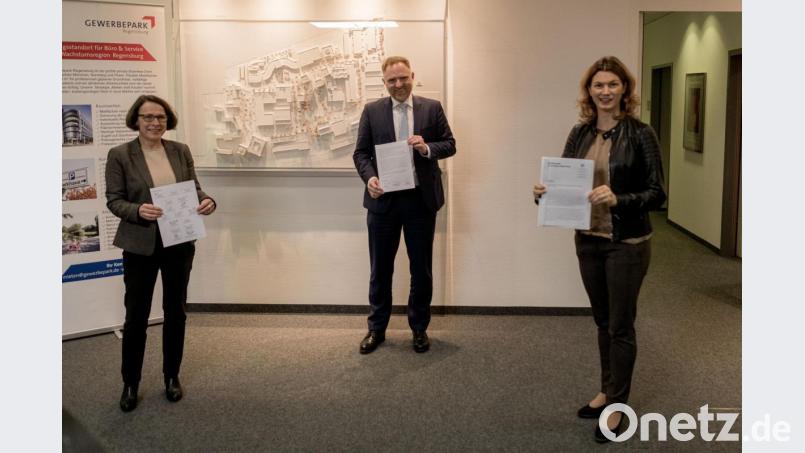 Die Resolution unterschrieben neben (von links) der Regensburger Oberbürgermeisterin Gertrud Maltz-Schwarzfischer, Bundestagsabgeordnetem Peter Aumer und der Regensburger Landrätin Tanja Schweiger 16 weitere Politiker und Wirtschaftsvertreter aus der Region Bild: Büro Peter Aumer