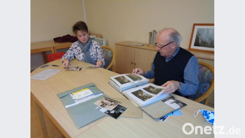 Hans Bock und Bürgermeisterin Sonja Meier sichten die von Hans Schießl zusammengetragenen Bildern. Bild: amö