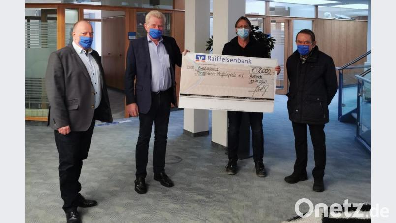 Vorstand Frank Eckhard Kirchhof (links) und Regionalleiter Hermann Maul (Zweiter von links) überreichten in der Auerbacher Hauptgeschäftsstelle einen Spendenschenk in Höhe von 2000 Euro an den Zweiten Maffei-Vorsitzenden Matthias Regn (Zweiter von rechts), der von Kassier Hans Kormann (rechts) begleitet wurde. Bild: Karin Schwemmer/exb