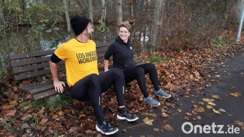 Fitness auf der Parkbank: Christopher Oellerich und Susi Höchtl zeigen Dips für den Trizeps. Bild: Lowak
