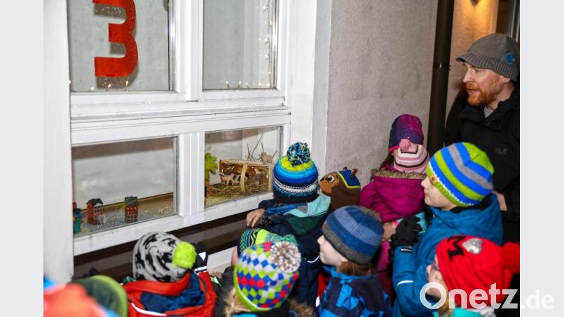 So wie im vergangenen Jahr, als Pfarrer Christoph Zeh (rechts) mit den Kindern das Adventsfenster öffnete, wird es heuer nicht sein. &quot;Adventsfenster to go&quot; heißt es diesmal. Bild: njn