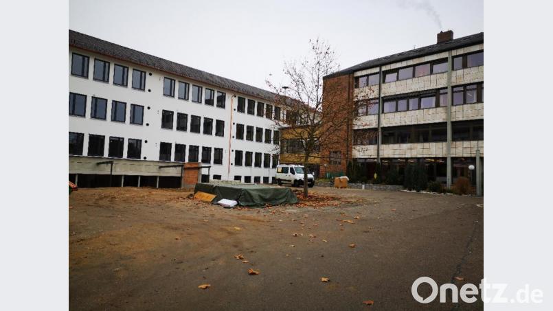 Die Generalsanierung der Schule in Schwarzenfeld ist schon weit fortgeschritten. Der B-Bau (links) mit der Mensa (links unten) soll nach Ostern bezugsfertig sein, nach Pfingsten wird die Mensa ihren Probebetrieb aufnehmen. Auch im C-Bau (rechts) soll gearbeitet werden. Es geht um einige Reparaturen. Bild: Thomas Dobler