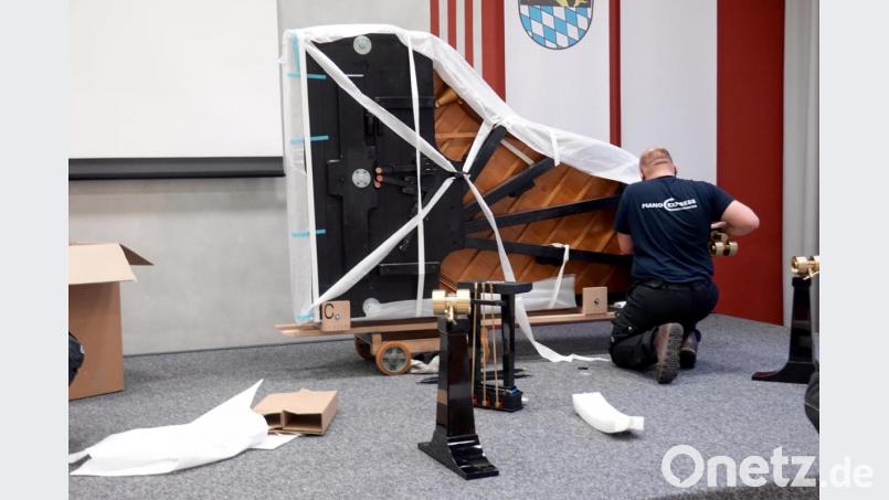 Bei der Lieferung bietet der Steinway-Konzertflügel einen ungewohnten Anblick. Senkrecht auf dem vom Hersteller selbst entwickelten Transportwagen stehend zeigt er seinen &quot;Bauch&quot;. Bild: gac
