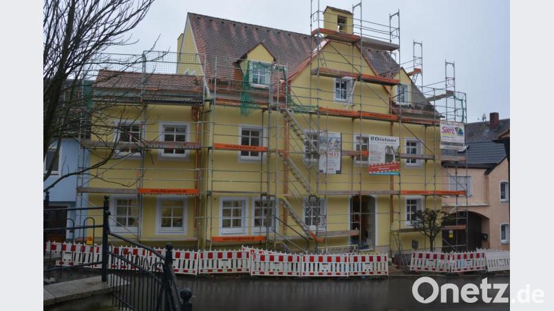 Die energetische Sanierung des Rathauses Konnersreuth soll bis zum Jahresende abgeschlossen sein. Bild: jr