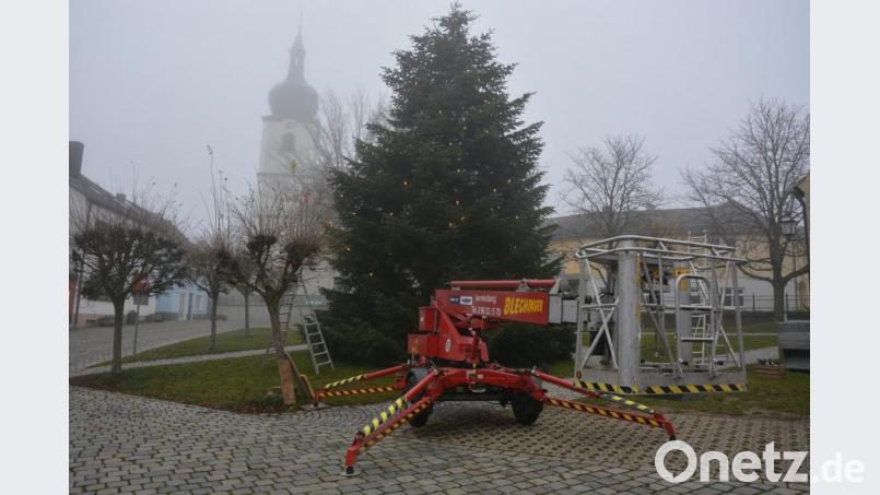 Unweit des Resl-Hauses wurde eine mächtige Tanne als Christbaum aufgestellt. Starker Neben begleitete die Arbeiten durch Mitarbeiter des Konnersreuther Bauhofs. Bild: jr