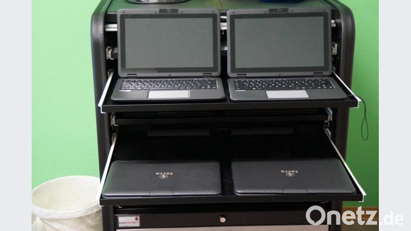 Tablets im Klassensatz ermöglichen den Schülern das Arbeiten im Internet. Bild: wel