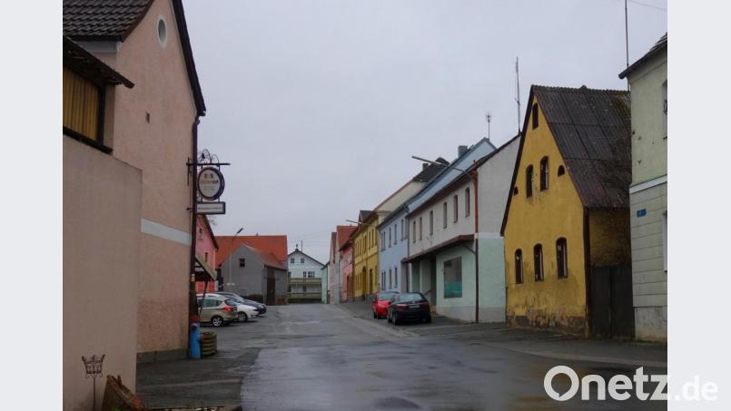 Für das gemeindeeigene Anwesen Bienenweg 2 (rechts) hofft die Marktverwaltung auf ein förderfähiges Nutzungskonzept im Rahmen der Neugestaltung des gesamten Marktplatzes. Bild: fjo