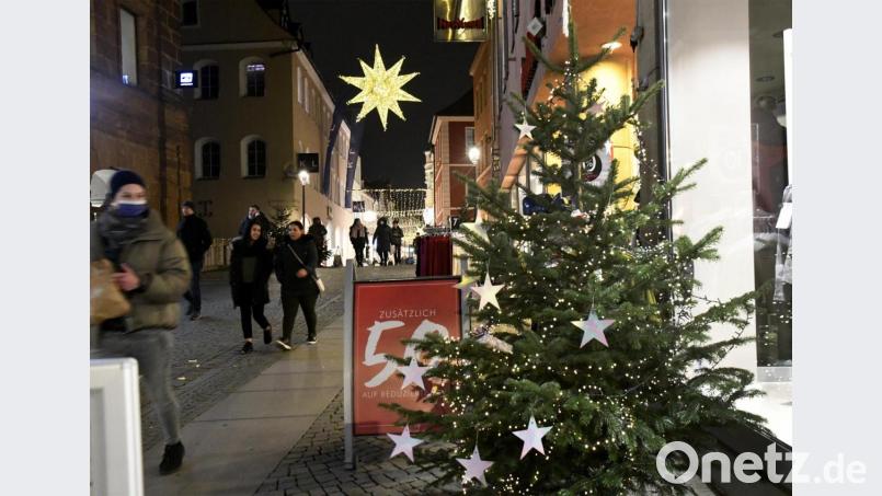 Zwischen Bahnhofstraße und Malteserplatz stehen 300 dieser geschmückten Bäume. Sie sollen unter dem Motto „Amberger Winterzauber“ für adventliche Stimmung sorgen, wenn es schon keinen Weihnachtsmarkt geben kann. Bild: Petra Hartl