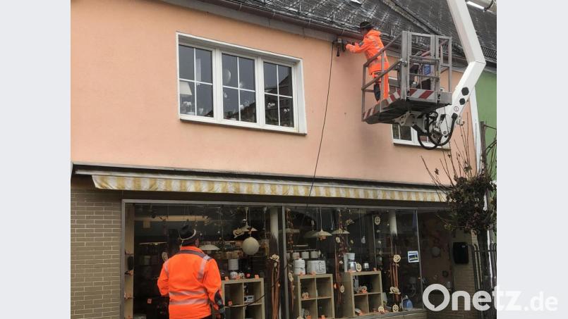 Die Mitarbeiter des Bauhofs montieren in der Hauptstraße die Weihnachtsbeleuchtung. Bild: exb/Stadt Windischeschenbach