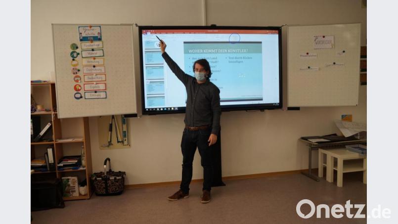 Lehrer und Systembetreuer Peter Grosser ist die große Stütze in Sachen Digitalisierung an der Doktor-Eisenbarth-Grundschule. Täglich arbeitet er mit den Schülern an der interaktiven Tafel. Bild: wel