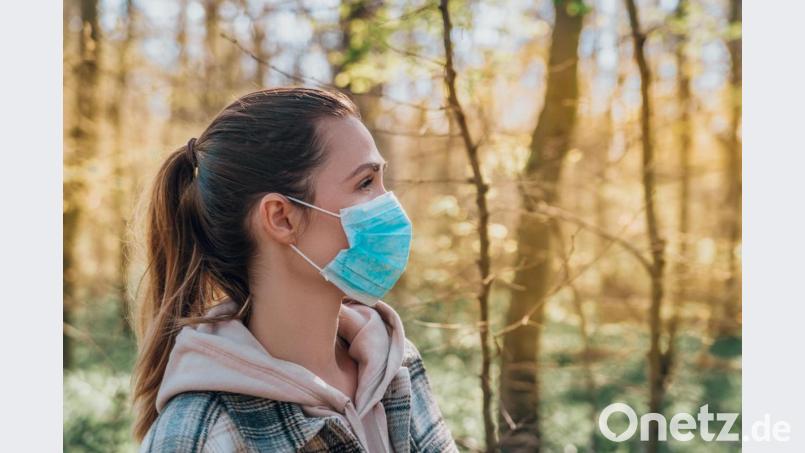 So behalten Sie auch jetzt Ihre gute Laune: Verbringen Sie regelmäßig Zeit in der Natur und tanken Sie Sonne. Bild: detailblick-foto – stock.adobe.com