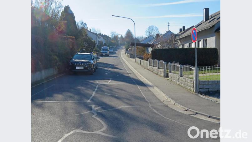 Die Parksituation in der Straße &quot;Am Sporrer&quot; ist einigen Anwohnern ein Dorn im Auge. Der Stadtrat lehnte einen Antrag auf Parkverbot allerdings ab. Bild: ow