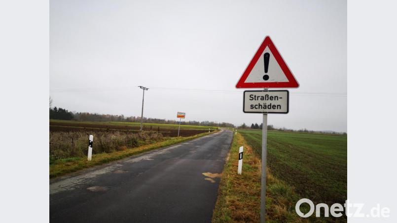 Der Deiselkühner Weg ist rund 2,5 Kilometer lang und führt vom Süden des Marktes in Richtung Schwandorf. Seine Fahrbahn ist so kaputt, dass es seit Jahren Beschwerden gibt und den Wunsch der Autofahrer, dass dort saniert wird. Bild: Thomas Dobler